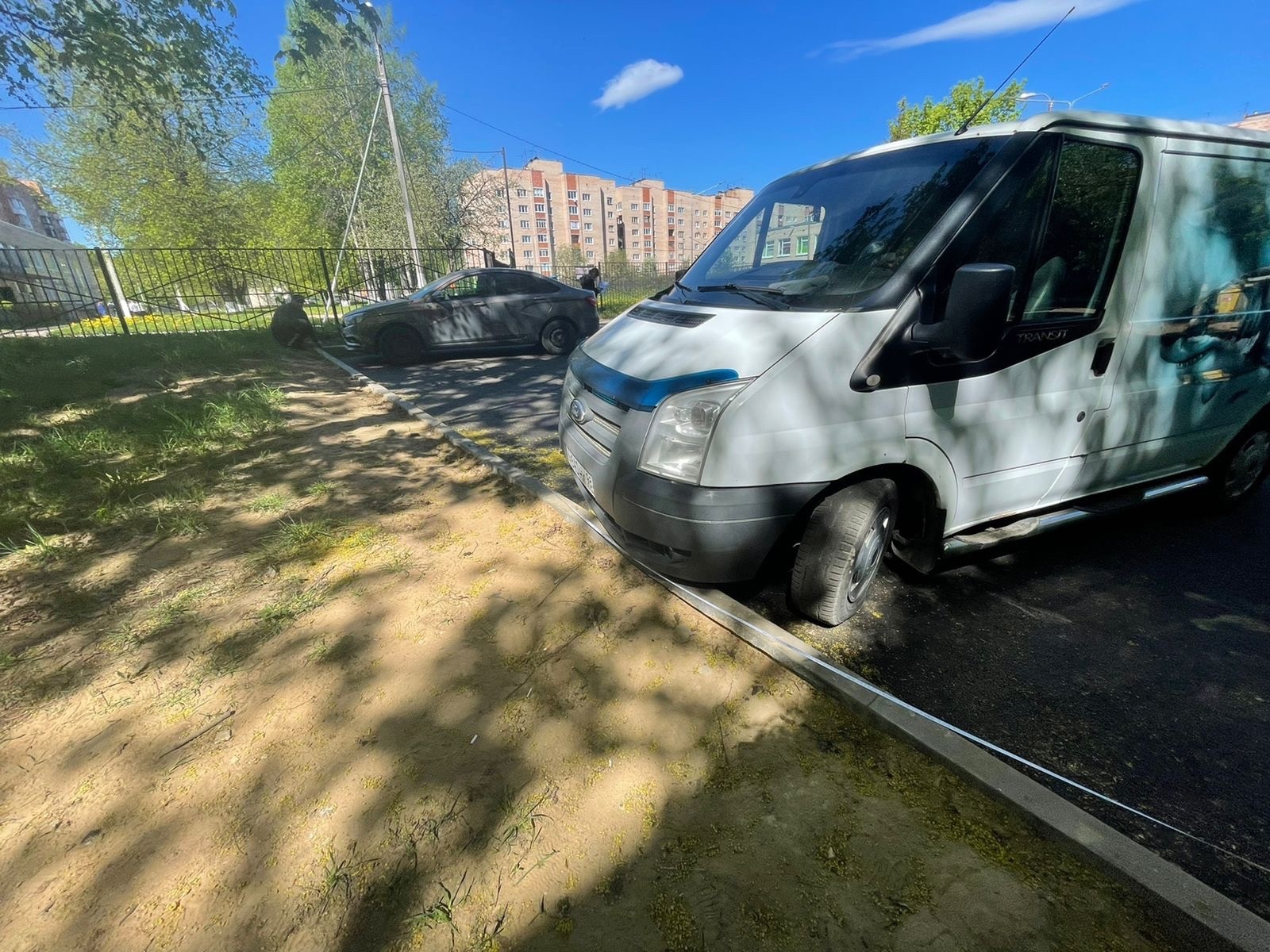 Администрация муниципального образования «Кузьмоловское городское  поселение» Всеволожского муниципального района Ленинградской области |  Обустройство новых парковочных мест по ул. Победы, 6 завершено